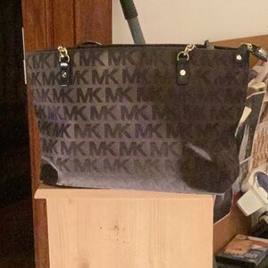 Women’s Brown Michael Kors Bag Beautiful Leather Straps